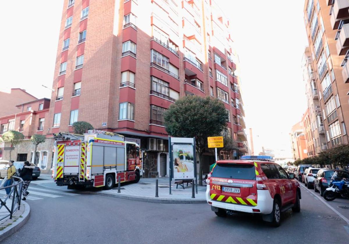 Los bomberos de Valladolid intervienen en la calle Panaderos por el aviso de olor a gas.