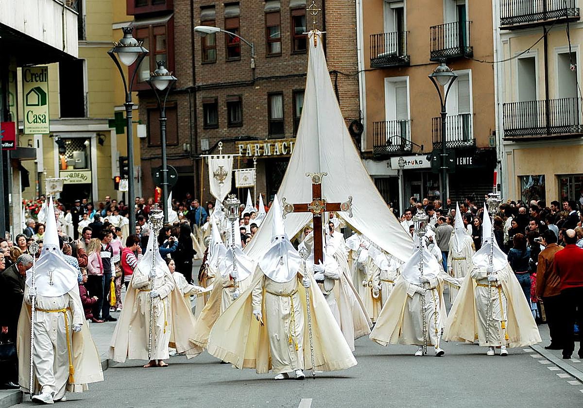 Foto de archivo de la Cofradía Penitencial de la Sagrada Cena en la Procesión General del Viernes Santo.