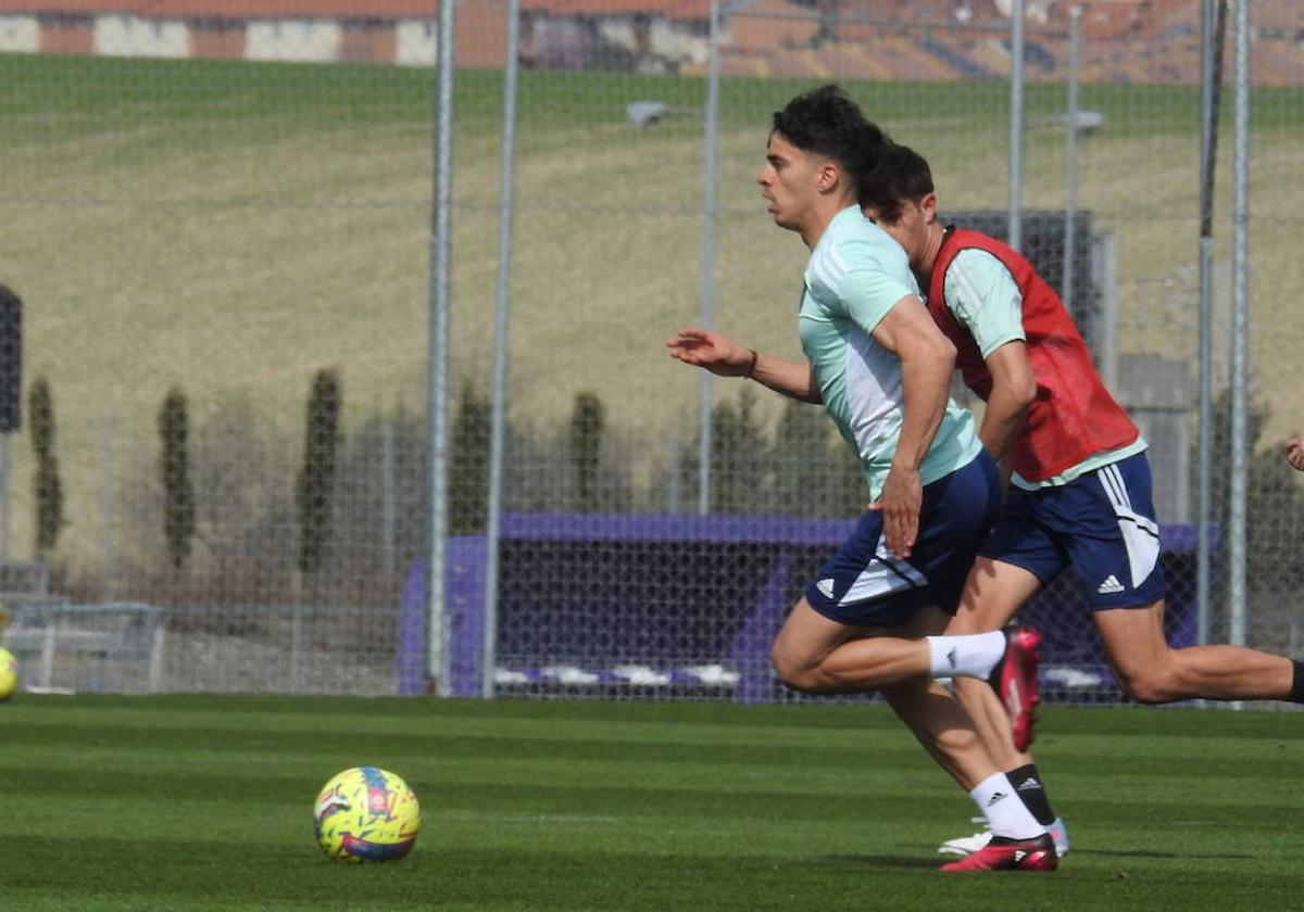 Álvaro Aguado avanza ante un rival durante el partidillo del primer equipo del Real Valladolid ante el Juvenil de este miércoles