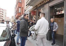 Aspirantes, ayer tras la celebración en las pruebas en la Uned.