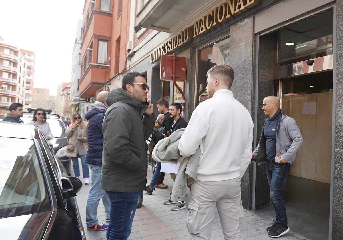 Aspirantes, ayer tras la celebración en las pruebas en la Uned.