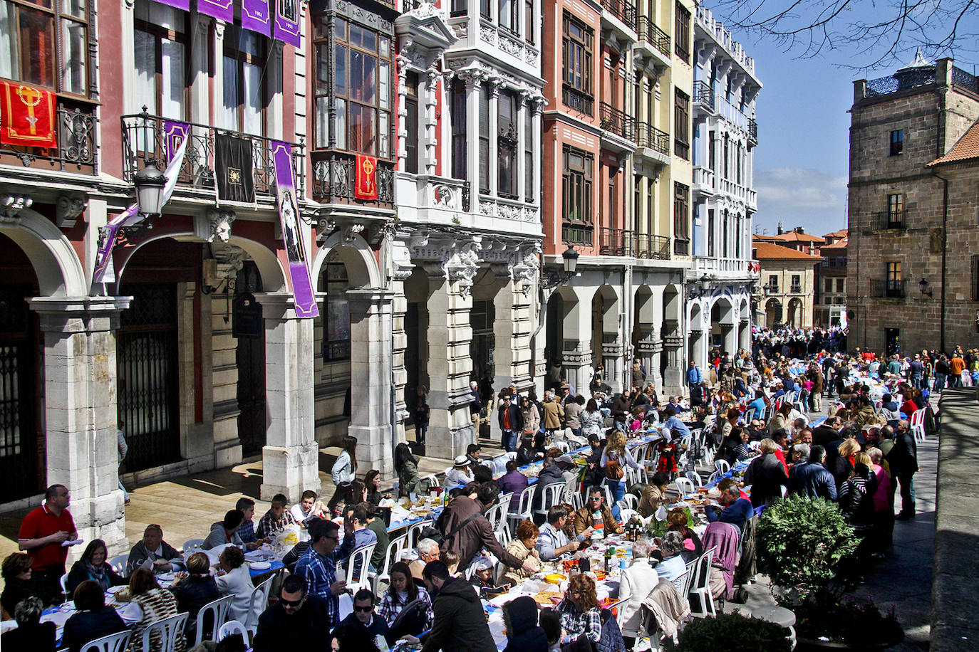 Multitud de personas en la comida de Avilés