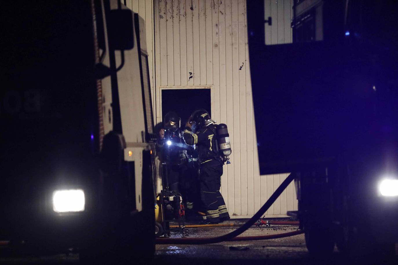 Un incendio destruye decenas de vehículos en Vallelado (Segovia)