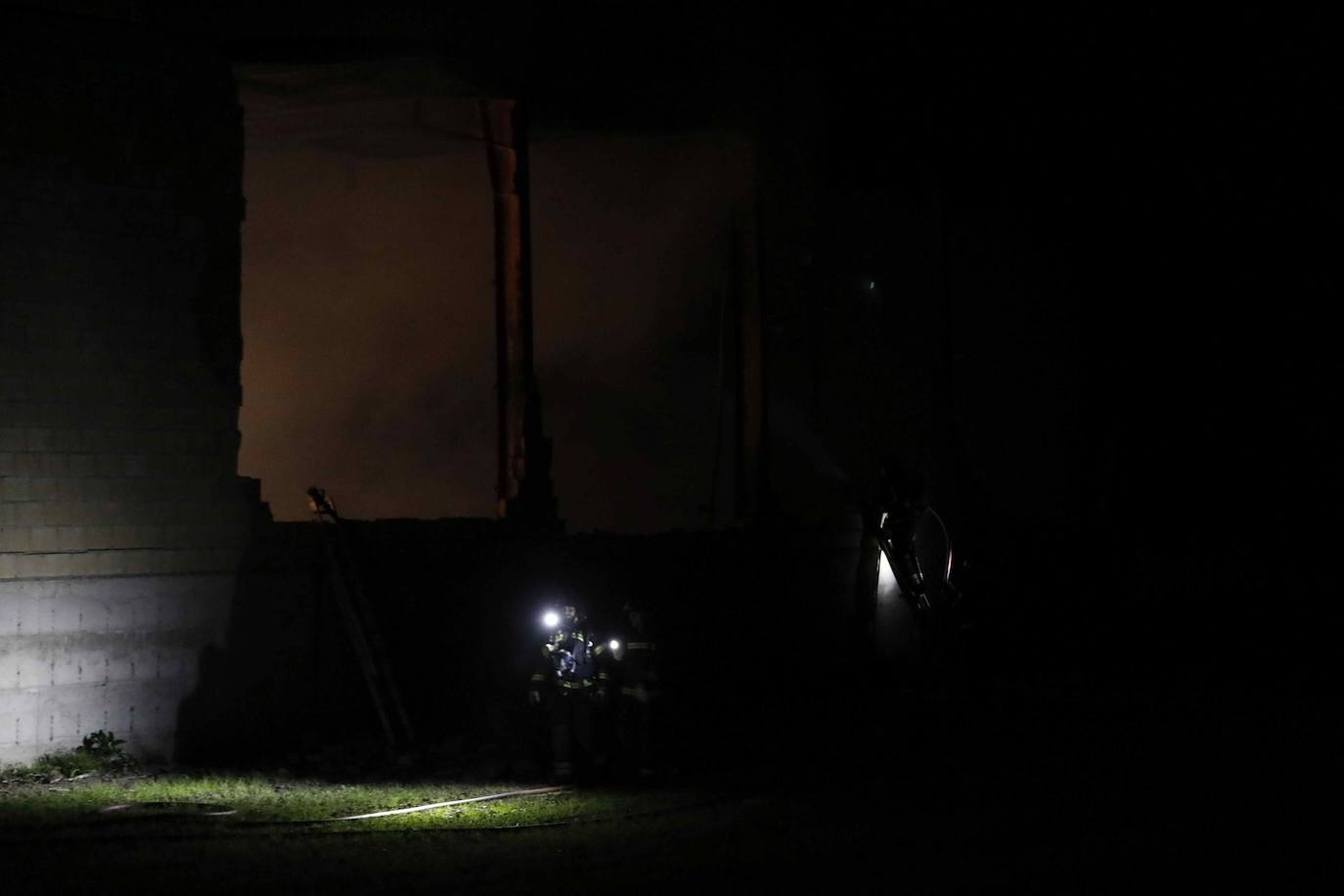 Un incendio destruye decenas de vehículos en Vallelado (Segovia)