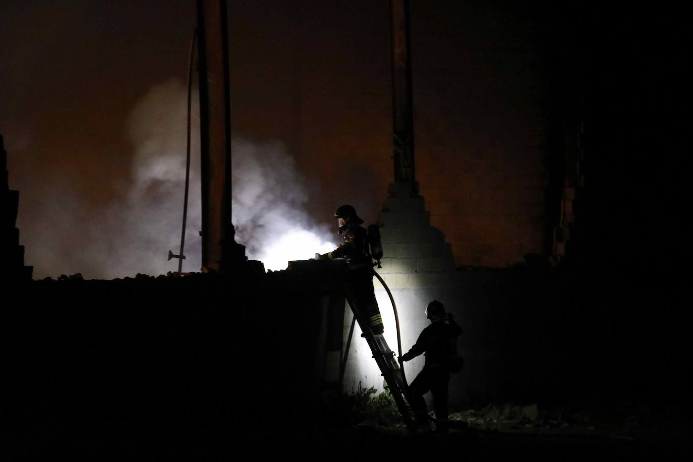 Un incendio destruye decenas de vehículos en Vallelado (Segovia)