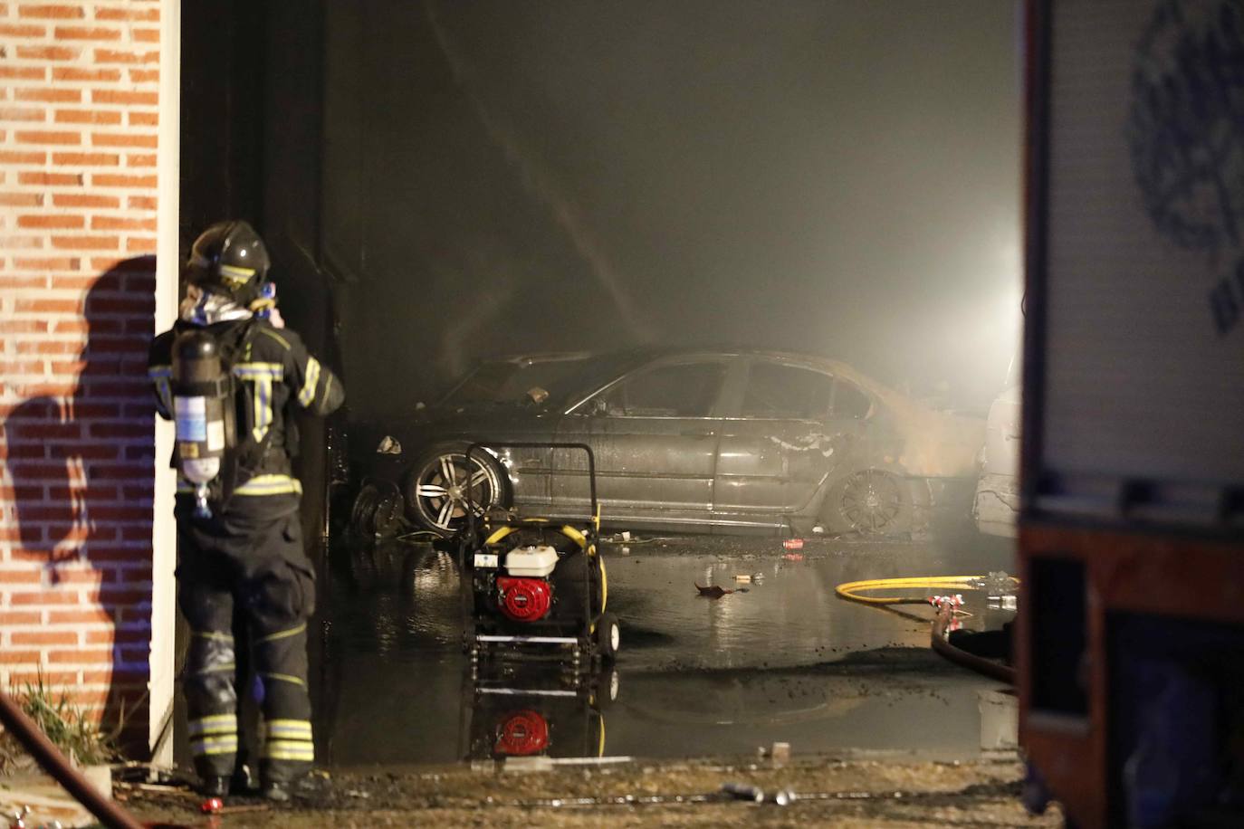 Un incendio destruye decenas de vehículos en Vallelado (Segovia)