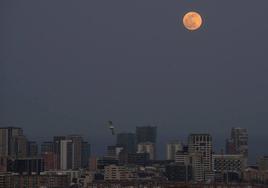 La Superluna rosa de 2022 sobre el cielo de Barcelona.