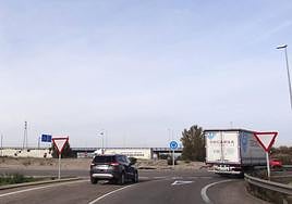 El siniestro se produjo en una de las rotondas de acceso a la capital por la A11.