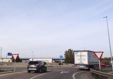 Herido un camionero que se demayó y atravesó con su vehículo rotondas de la A11