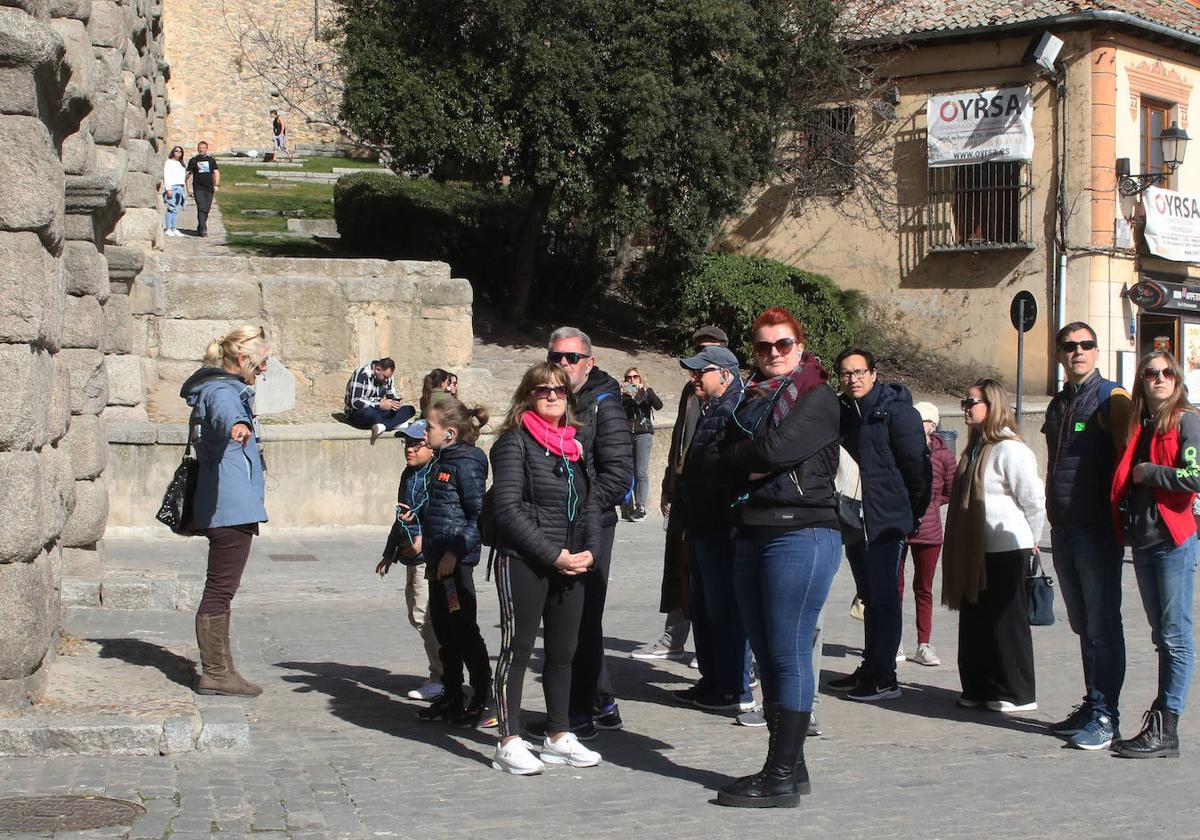 Visita guiada, a los pies del Acueducto, el pasado fin de semana.