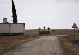 Una carretera desierta de un pueblo de Soria.