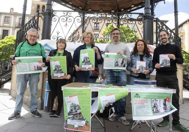 Miembros de la Plataforma de Afectados por la Hipoteca en Segovia en la presentación de una guía.