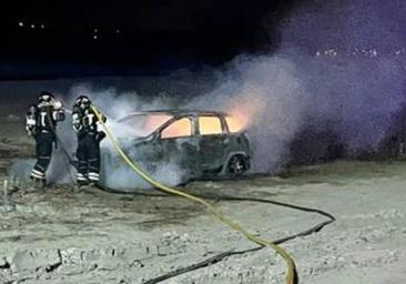 Un incendio calcina un coche a las afueras de Zaratán