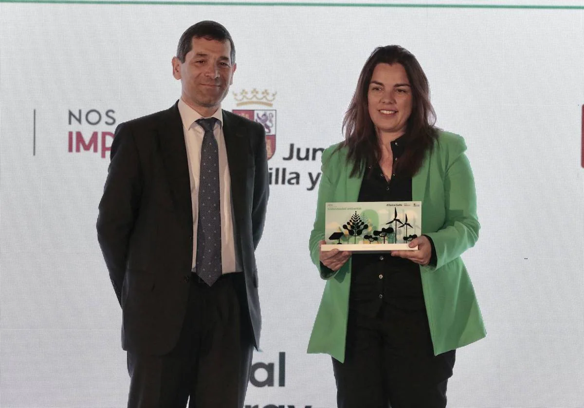 Inés Fernández, de L'Oréal, recoge el galardón que le entregó Paco Hevia, de Galletas Gullón.