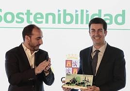 Antonio Álvarez, director comercial zona oeste de Carburos Metálicos, recoge el galardón de manos de Víctor Fernández, director regional de Capital Energy en Castilla y León.