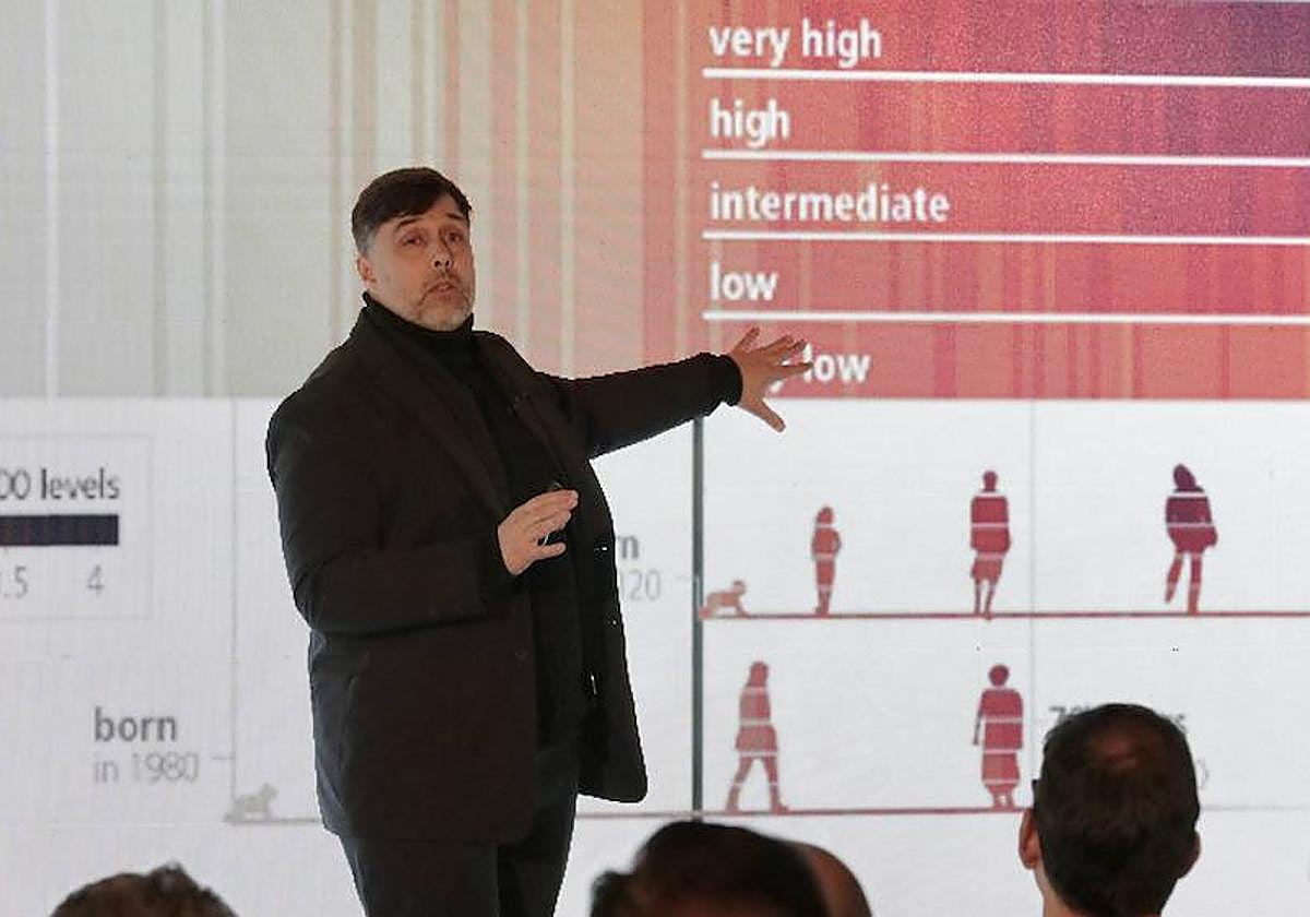 Ramón Arratia durante su conferencia en la entrega de los I Premios Sostenibilidad Ambiental.