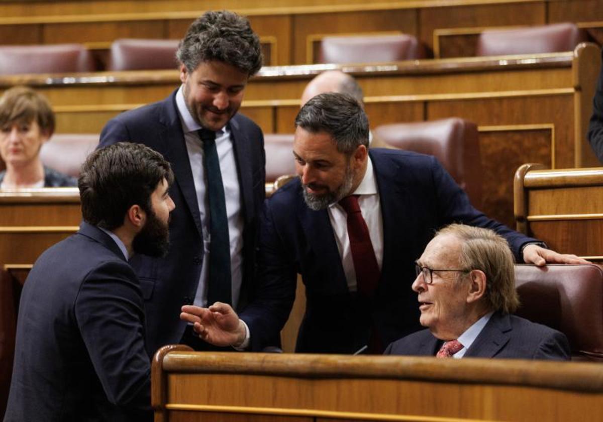 (I-D) Los diputados de VOX Manuel Mariscal, Ángel López Maraver; el líder de VOX, Santiago Abascal y el candidato de la moción de censura, Ramón Tamames, conversan durante la segunda sesión de la moción de censura.