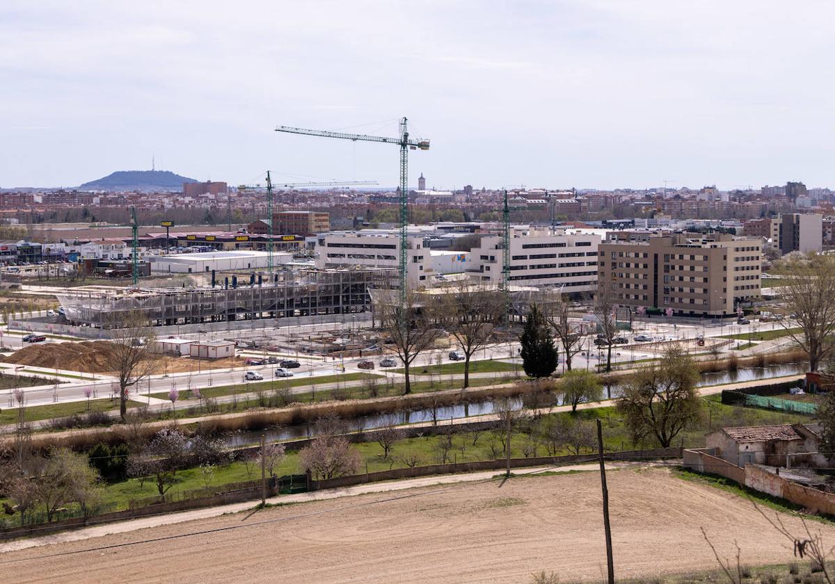 La zona, urbanizada al completo desde el verano de 2021, cuenta ya con tres edificios en uso y otras tres promociones en marcha.