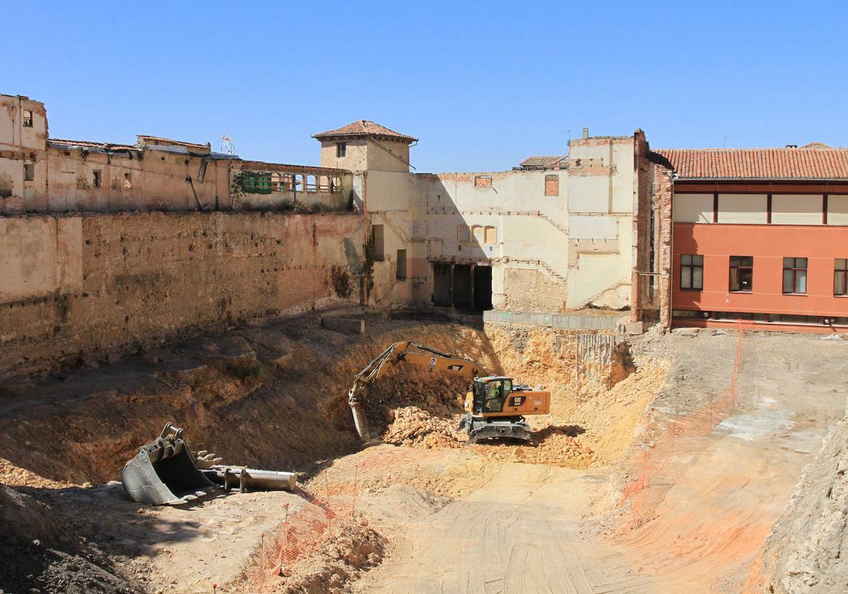 Una excavadora trabaja en el vaciado del terreno dentro del proyecto de rehabilitación del teatro Cervantes.