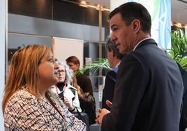 La vallisoletana Iratxe García charla con Pedro Sánchez en Bruselas.