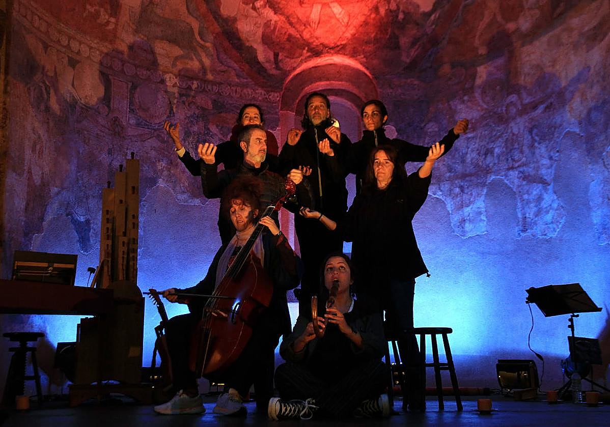 Los intérpretes de Nao D'Amores ultiman el ensayo minutos antes del comienzo de la representación.