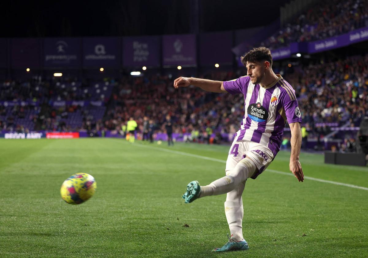 Manu Pozo centra un balón al área en su debut con el primer equipo ante el Athletic Club.