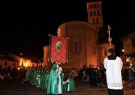 Un momento del vía crucis, este viernes en San Lorenzo.