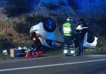 Sale ileso tras volcar su coche en la A-62 en Simancas