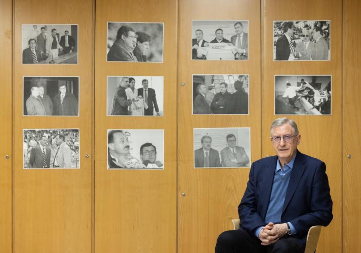 Ramón Martínez, con fotos de su trayectoria profesional, en la sede de El Norte de Castilla.