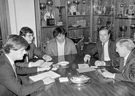 Imagen secundaria 1 - Ramón Martínez, con Fernando Alonso y Gonzalo Alonso en una asamblea de compromisarios en 1977; En otra imagen en la reunión para comprar definitivamente a Pato Yáñez en 1984; Abajo, junto al ettrenador Eusebio Ríos, que saluda a Pepe Moré, en la presentación de la temporada 1979-80, que finalizaría con el ansiado ascenso del Real Valladolid a Primera División