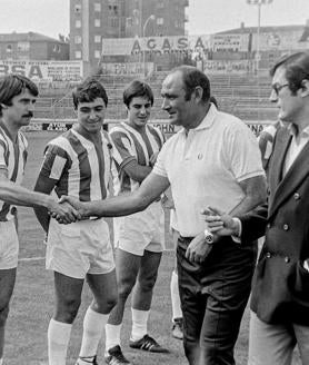 Imagen secundaria 2 - Ramón Martínez, con Fernando Alonso y Gonzalo Alonso en una asamblea de compromisarios en 1977; En otra imagen en la reunión para comprar definitivamente a Pato Yáñez en 1984; Abajo, junto al ettrenador Eusebio Ríos, que saluda a Pepe Moré, en la presentación de la temporada 1979-80, que finalizaría con el ansiado ascenso del Real Valladolid a Primera División