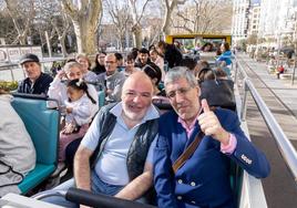 Varios de los participantes de la jornada Asalvo en el trayecto en autobús turístico.