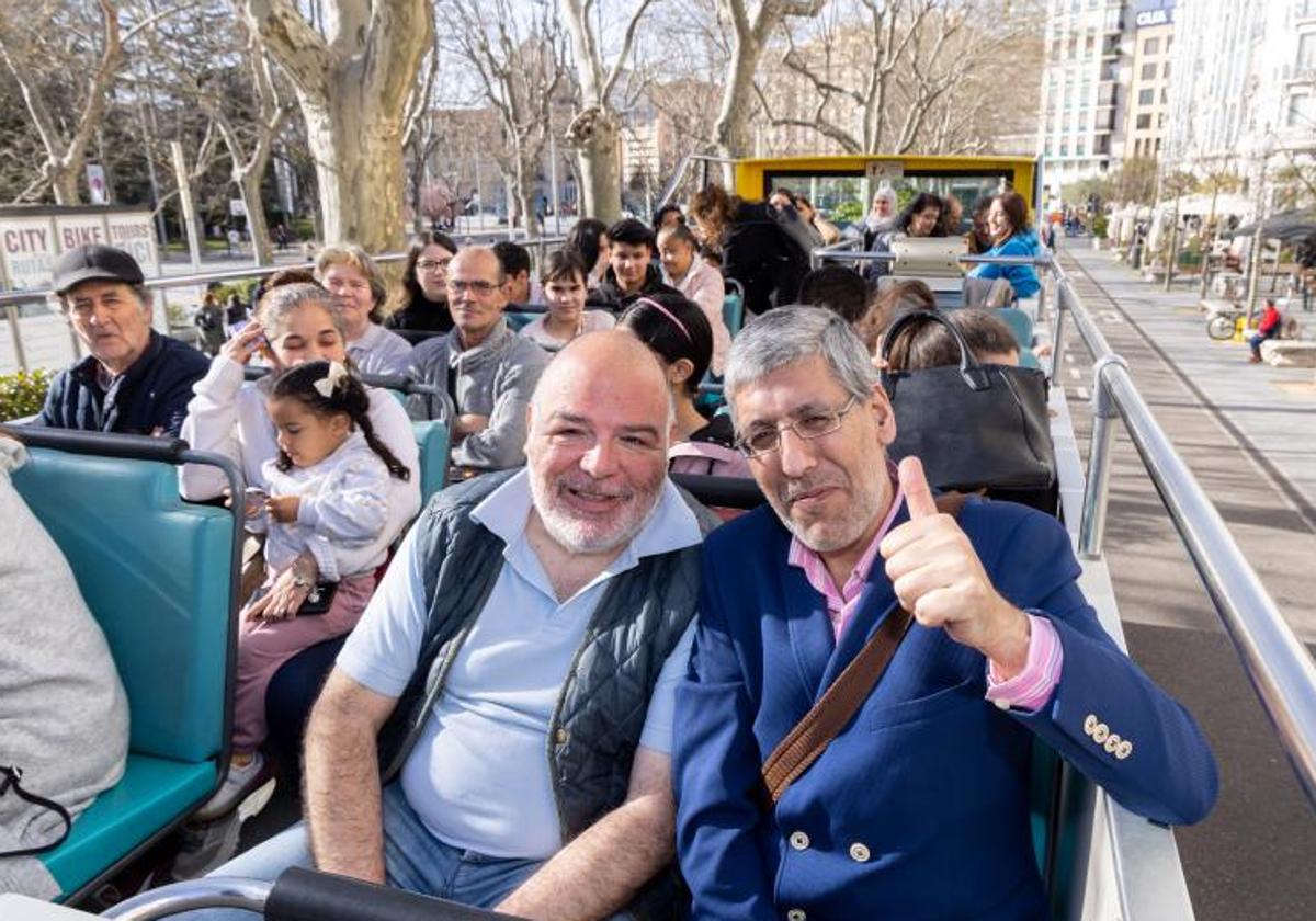 Varios de los participantes de la jornada Asalvo en el trayecto en autobús turístico.