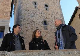 El abogado Alberto López-Villa (izq.), con los ahora concejales de IU en Segovia, Ana Peñalosa y Ángel Galindo, ante el Torreón de Lozoya.