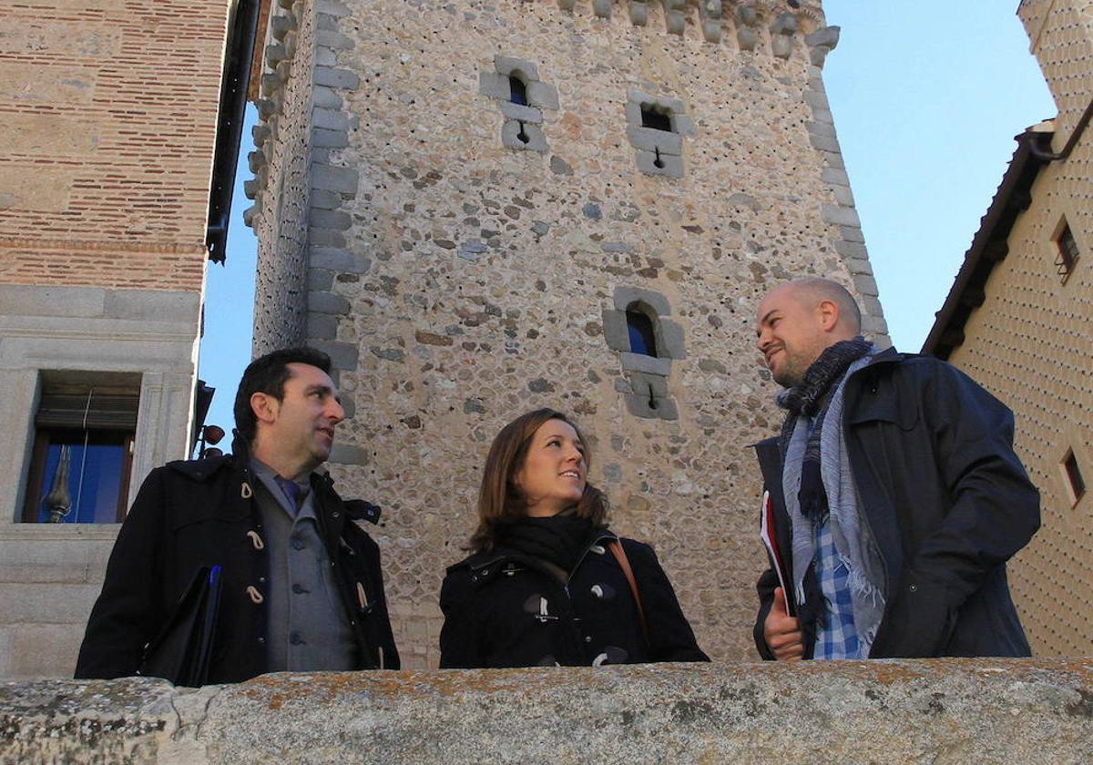 El abogado Alberto López-Villa (izq.), con los ahora concejales de IU en Segovia, Ana Peñalosa y Ángel Galindo, ante el Torreón de Lozoya.
