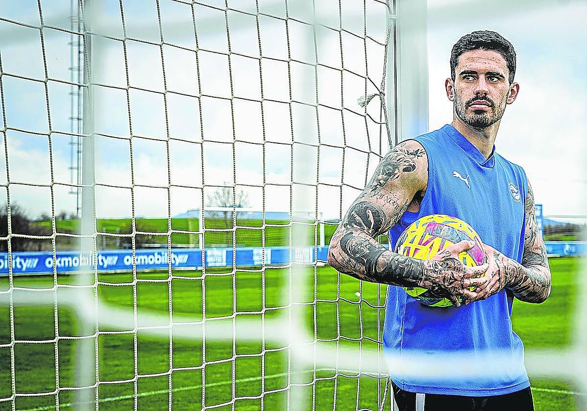 Miguel de la Fuente posa en Ibaia, Ciudad Deportiva del Alavés.