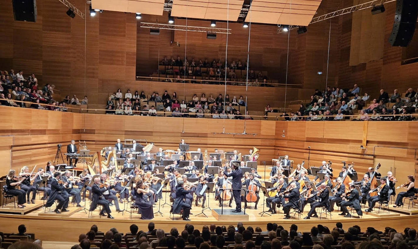 Un auditorio lleno recibió a la OSCyl, dirigida por Urbanski.