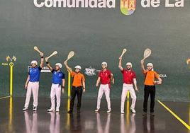 Baeza e Ibáñez saludando al inicio de la semifinal de pala corta ante el C.D. Amaya.
