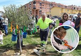Las familias, junto al árbol del que cuelgan lazos con los nombres. En el círculo, una pequeña observa los nombres de los nacidos en 2022.