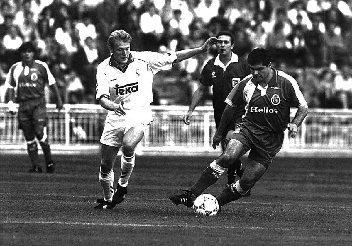 Alberto López Moreno controla el balón ante Prosinecki en la victoria del Real Valladolid en el Bernabéu en la temporada 1993-94.