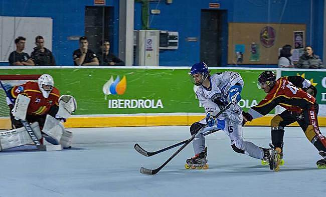 Un jugador del Caja Rural CPLV se dispone a rematar a puerta.