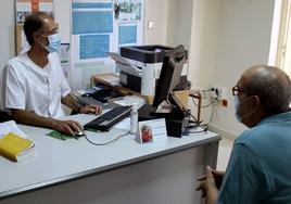 Un médico pasa consulta en el actual centro médico de Palazuelos de Eresma.