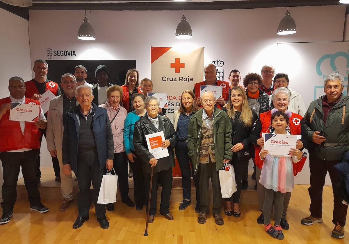 Foto de familia de los socios veteranos, usuarios y voluntarios que han sido reconocidos por Cruz Roja Española en Segovia.