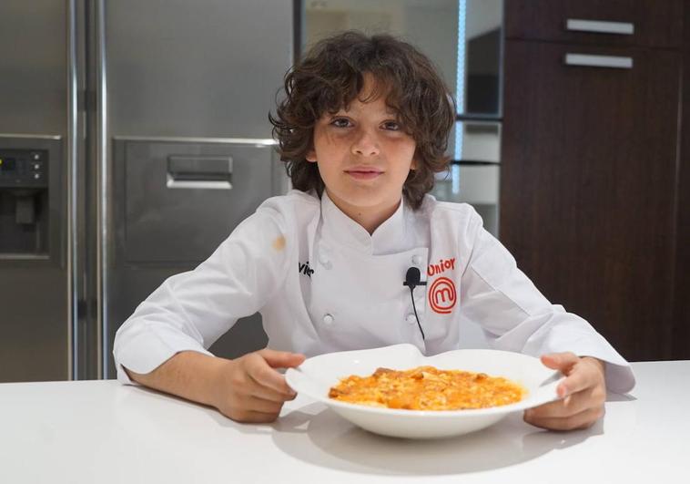 Javier, en su casa de Zaratán, con sus sopas de ajo recién hechas.