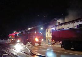 Los Bomberos, en el lugar del incendio.