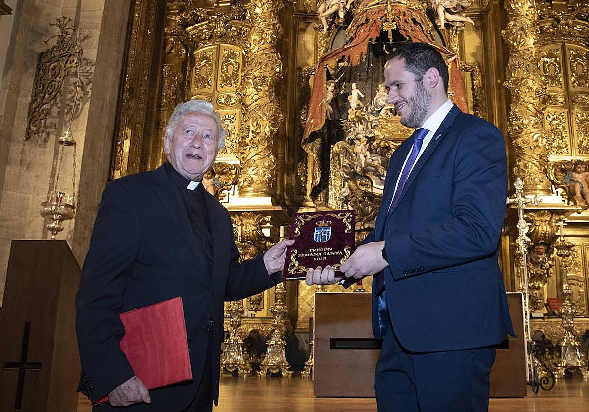 Antonio Pelayo (izq.) recibe las cubiertas bordadas de manos del presidente de la Junta de Cofradías.