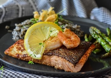 Salmón al horno con espárragos