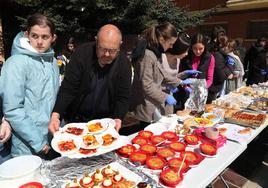 Preparación de los puestos de venta de las tapas solidarias, este domingo en San Antonio.