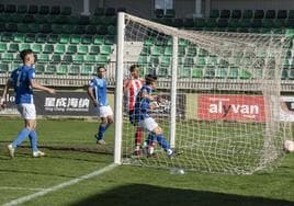 Gol del equipo azulón del Unami en el partido disputado este sábado en La Albuera.