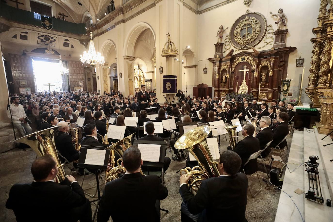 La banda municipal ofrece un concierto en la iglesia de la Vera Cruz